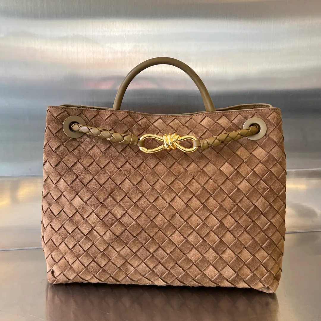 Batch 2360 #Bottega Veneta Yangjin Andiamo handbag, many stars have the same style 🎈 743572 Classic full-body leather weaving with golden knot buckle, stable and chic enough [Proud] The whole body is made of Nappa sheep leather, comfortable, soft and dynamic. The sliding metal knot buckle can adjust the shoulder strap, single shoulder/handbag/crossbody, multiple carrying methods, large bag capacity Suitable for commuting/daily use/traveling. This bag is divided into small/medium/large sizes. There is always one that suits you. Then take me with you🎀🎀 Size: 32.5x24x12 p3040